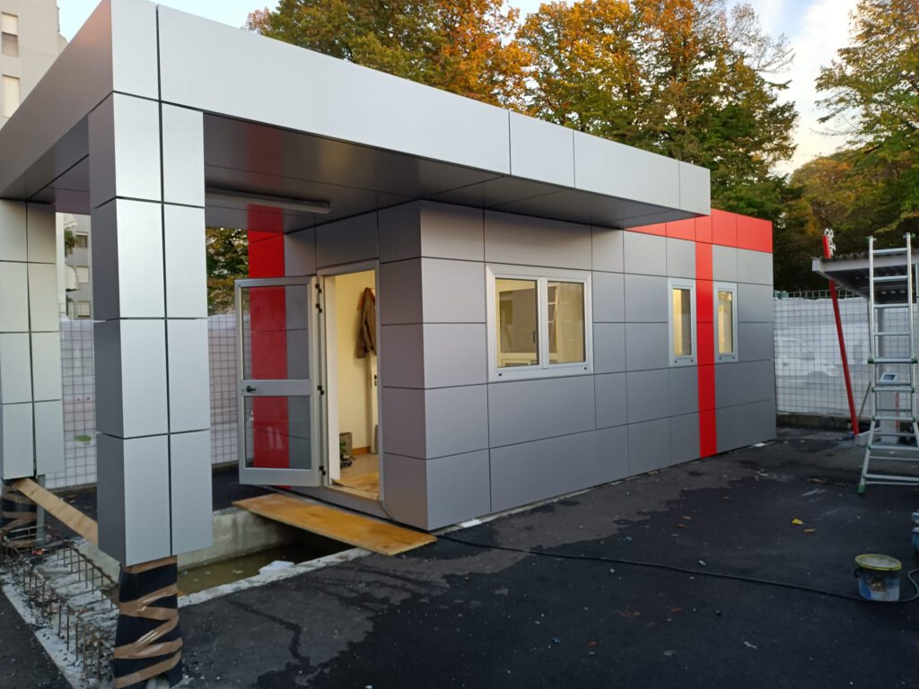 Spogliatoio prefabbricato in costruzione
