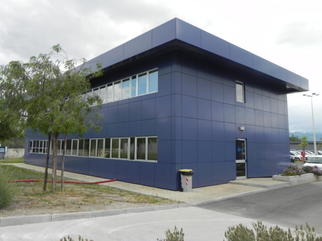 Ufficio con rivestimento alucobond