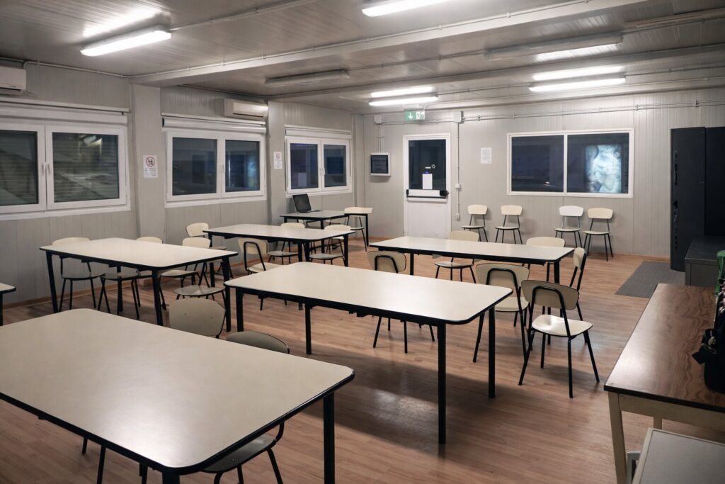 Interno di una mensa prefabbricata