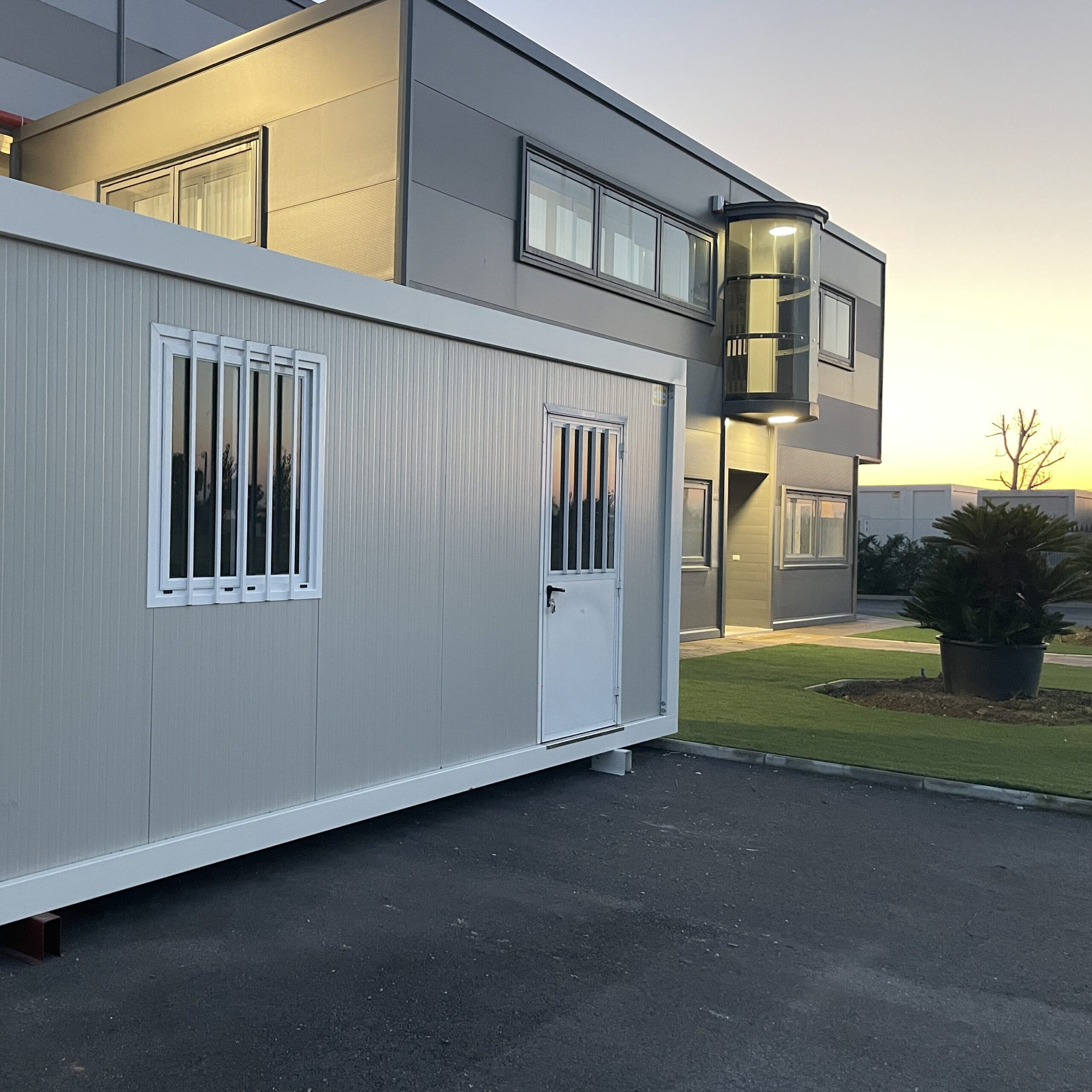 Prefabbricato all'esterno della sede